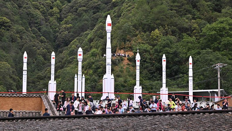LK 22.6.2024 Ihmiset seurasivat avaruuteen laukaistua Pitkä marssi 2-C -rakettia, jonka kyydissä matkaan lähti Kiinan ja Ranskan yhdessä kehittämä valvontasatelliitti. Raketti lähetettiin matkaan avaruusasemalta Xichangista.