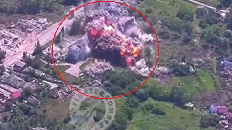 Kuvakaappaus videosta, jossa väitetään näkyvän, miten Venäjä käyttää FAB-3000 M-54 -pommia Ukrainassa.