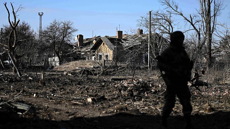 Venäläinen sotilas Itä-Ukrainan Donetskin kaupungissa Avdijivkassa helmikuussa. Kuvituskuva.