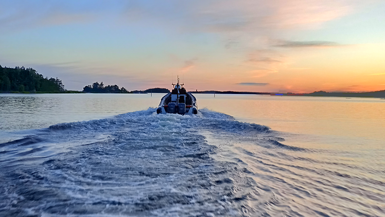 Meripelastuskeskus Turun vene matkasi kohti auringonlaskua juhannuksena 2024.