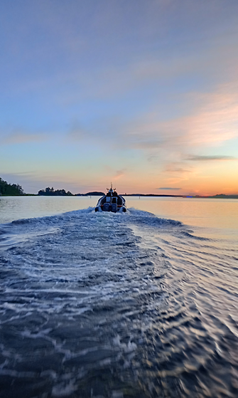 Meripelastuskeskus Turun vene matkasi kohti auringonlaskua juhannuksena 2024.