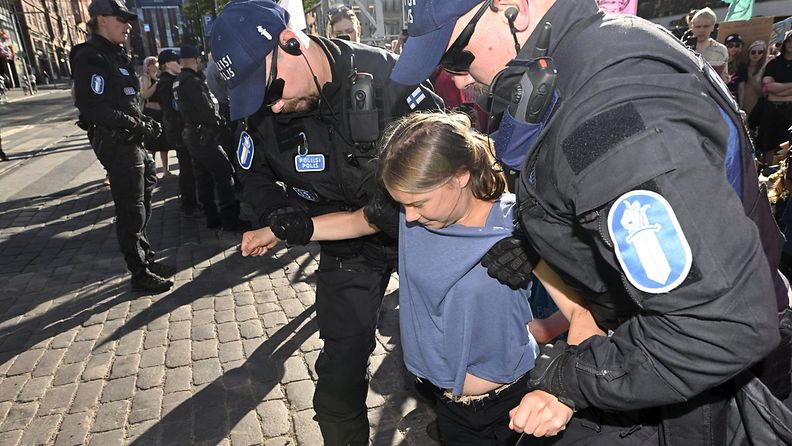 LK 25.6.2024 Poliisi kantoi pois Fridays For Future liikkeeseen kuuluvan ruotsalaisen ilmastoaktivisti Greta Thunbergin Elokapinan Myrskyvaroitus-mielenosoituksessa.