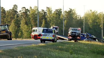 LK 26.6.2024 Onnettomuuspaikan raivausta Lahden moottoritiellä Keravalla 26. kesäkuuta 2024, kuvasta on käsitelty kolariauton rekisteritunnusta tunnistamattomaksi.