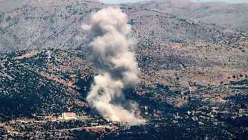 LK 27.6.2024 Savupilvi levisi Israelin pommitusten aikana Kfarshuban kylässä Etelä-Libanonissa lähellä Israelin rajaa 26. kesäkuuta 2024.