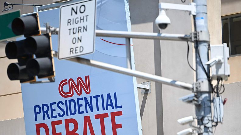 LK 27.6.2024 Kuvassa CNN:n kyltti liikennevalon lähellä, jossa on turvakameroita. Atlanta valmistautuu Yhdysvaltain presidentin Joe Bidenin ja entisen presidentin Donald Trumpin presidentinvaalikeskusteluun.