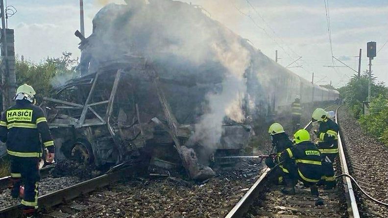 LK 27.6.2024 Slovakiassa ainakin viisi ihmistä on kuollut matkustajajunan ja bussin törmättyä tasoristeyksessä