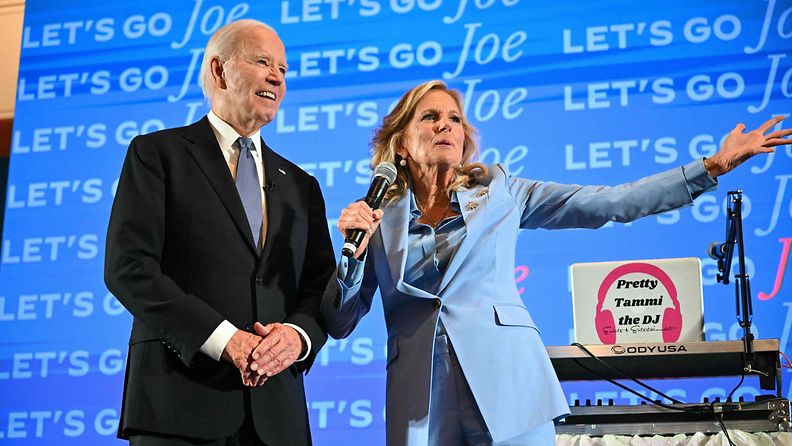 LK 28.6.2024 Yhdysvaltain presidentti Joe Biden ja hänen puolisonsa Jill Biden katsomossa Atlantassa, Georgiassa 27. kesäkuuta 2024 sen jälkeen, kun Biden oli väitellyt Yhdys ja republikaanien ehdokkaan Donald Trumpin kanssa.