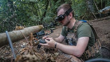 Ukrainalainen FPV-dronen ohjaaja Harkovan alueella kesäkuussa.