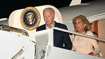 Joe ja Jill Biden astumassa ulos Air Force One -koneesta.