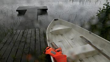 Laituri ja soutuvene sateisella Huhkojärvellä Keuruulla lauantaina 23. heinäkuuta 2022.