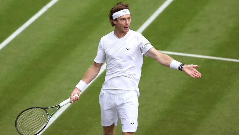 Andrei Rublev hävisi Wimbledonissa heti avauskierroksella Francisco Comesanalle. 
