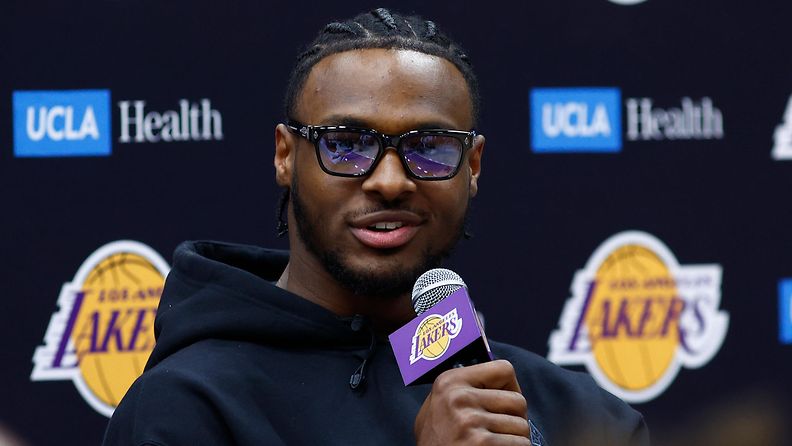 Bronny James esittäytyi medialle Lakersin lehdistötilaisuudessa tiistaina. 
