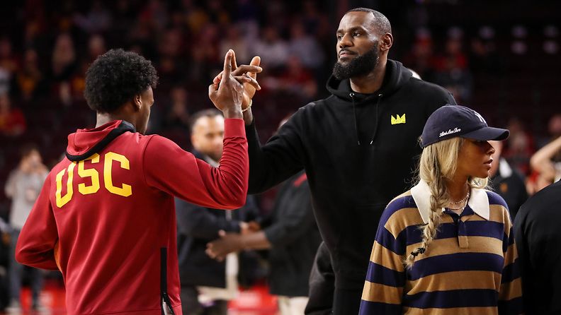 LeBron James, 39, on seurannut Bronny-poikansa koripallouraa tarkasti. 