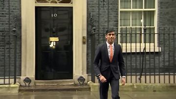 Rishi Sunak 2024, poistuu pääministerin asunnosta Downing Street 10