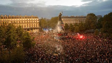 Ihmisiä kerääntyi Place de la République -aukiolle parlamenttivaalien tulosten julkaisun jälkeen 7. heinäkuuta 2024.
