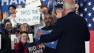 Presidentti Joe Biden tapasi kannattajiaan Madisonissa, Wisconsinissa 5. heinäkuuta 2024. Kannattajan kyltissä lukee "anna soihtu eteenpäin, Joe".