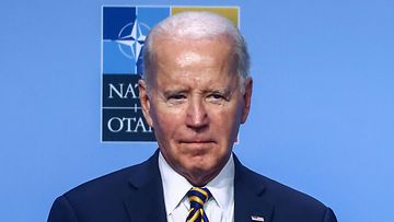 Joe Biden ja Naton logo.