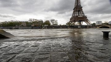 Rankkasateet ovat myrkkyä Pariisin olympiajärjestäjille Seinen uintikisoja ajatellen. Kuva huhtikuulta 2024. 
