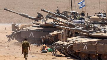 Israelin taistelupanssarivaunuja Gazan kaistan lähellä heinäkuussa.