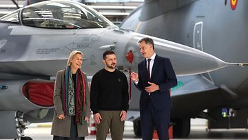 Ukrainan presidentti Volodymyr Zelenskyi (kuvassa keskellä) tapasi Belgian pääministerin Alexander De Croon (oikealla) ja puolustusministerin Ludivine Dedonder (vasemmalla) toukokuussa 2024. Belgia on yksi maista, jotka ovat luvanneet antaa Ukrainalle F-16-hävittäjiä.