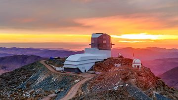 Vera Rubin -observatoriorakennus vuorenhuipulla auringonlaskussa