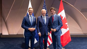 Suomen ja Yhdysvaltojen presidentit Alexander Stubb ja Joe Biden sekä Kanadan pääministeri Justin Trudeau Naton huippukokouksessa Washingtonissa.