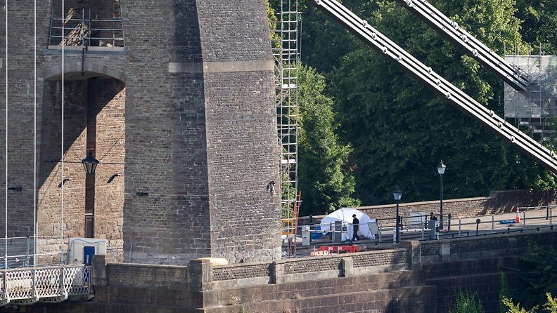 AOP Poliisin rikostutkijoiden teltta Clifton Suspension Bridge -sillalla Bristolissa. Britannian poliisi kertoi löytäneensä ihmisten jäänteitä kahdesta matkalaukusta.