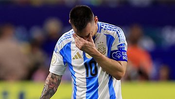 Lionel Messi joutui jättämään finaalin kesken. Argentiina voitti 1–0 jatko-ottelun jälkeen. 