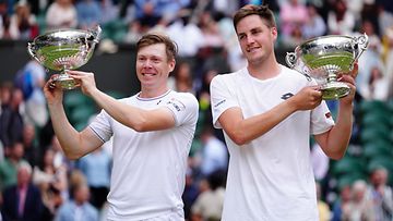 Harri Heliövaara ja Henry Patten juhlivat mestaruutta Wimbledonissa. 