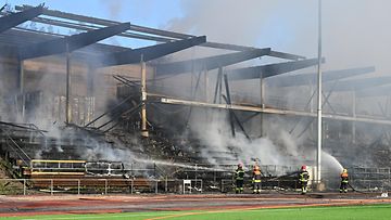 Gnistanin kotikentän Musta-Pekka areenan katsomorakennus paloi lauantain vastaisena yönä.  