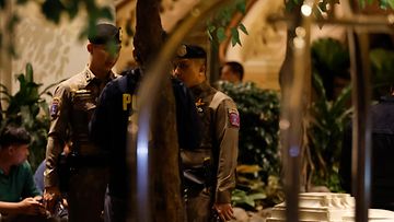 Thaimaalaiset poliisit turvasivat Grand Hyatt Erawan -hotellin aluetta tiistaina.