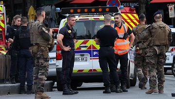 Poliiseja ja turvallisuushenkilökuntaa oli näkyvästi Pariisissa paikalla, jossa auto ajoi terassia päin.