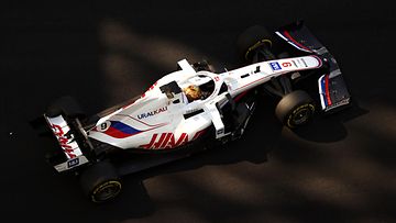 Uralkali-teksti koristi Haasin F1-autoa kaudella 2021. Ohjaamossa Nikita Mazepin. 