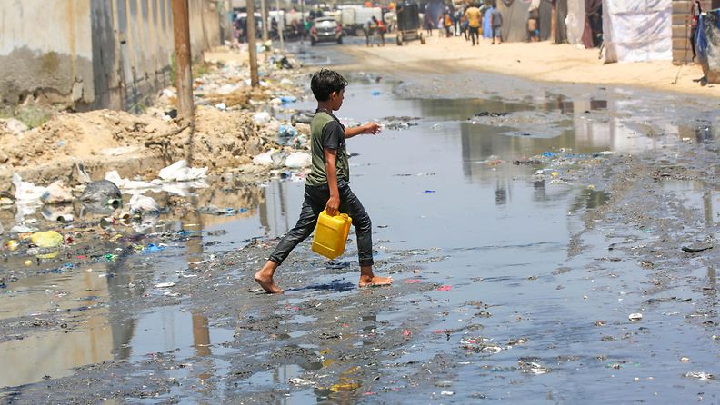 Poika kantaa vesikanisteria Gazan Deir al Balahissa. 