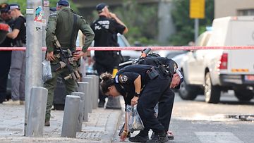 Poliisi tutkii iskun jäänteitä Tel Avivissa perjantaina.