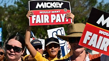 LK 20.7.2024 Työntekijät pitelevät mielenosoituskylttejä kokoontuessaan Disneyland Resortin pääsisäänkäynnin ulkopuolella Anaheimissa, Kaliforniassa, 17. heinäkuuta 2024, ennen suunniteltua lakkoäänestystä.