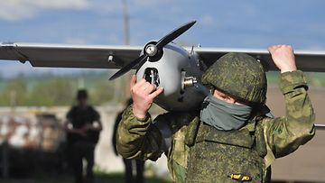 Venäläissotilas ja Orlan-10U-drone huhtikuussa 2022. Kuvituskuva.