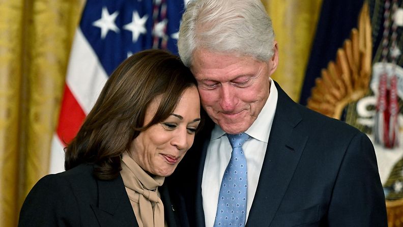 Kamala Harris ja Yhdysvaltojen ex-presidentti Bill Clinton helmikuussa 2023.