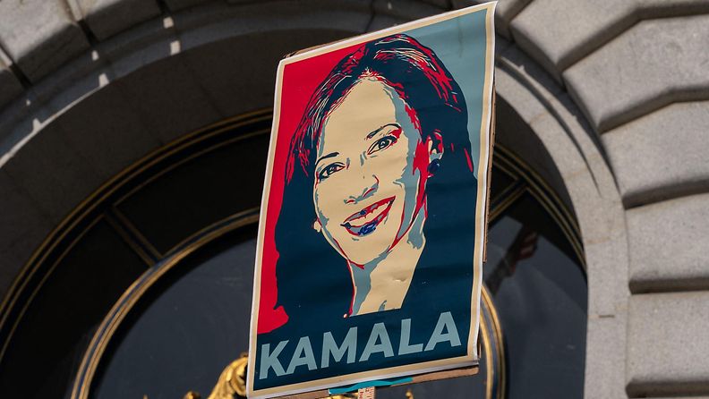 Kamala Harrisin tukijan kyltti, jossa Harrisin tyylitelty kasvokuva.