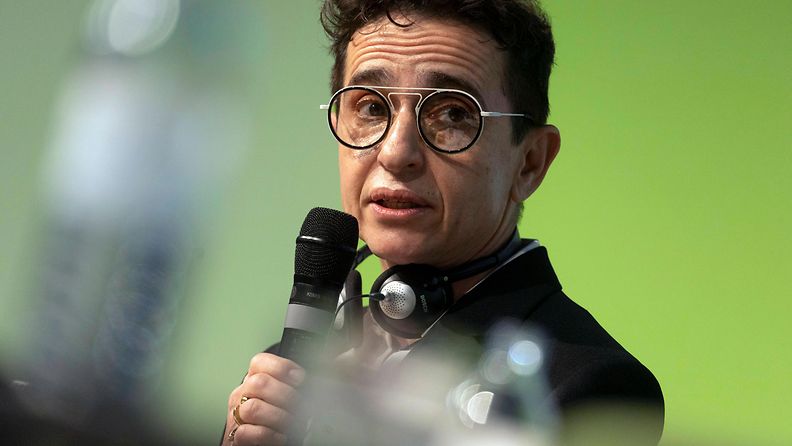 Masha Gessen kuvattuna Berliinissä 2023.