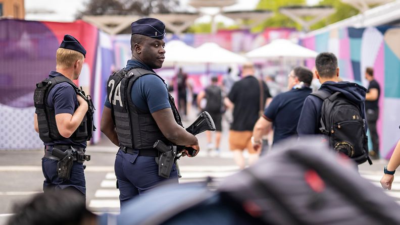 Poliisit ja sotilaat vartioivat Pariisin olympialaisia suurella voimalla. 