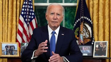 Yhdysvaltojen presidentti Joe Biden pitämässä puhetta Valkoisessa talossa Suomen aikaa torstain ja perjantain välisenä yönä.