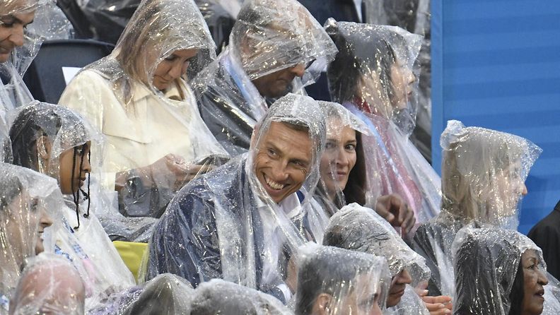 Myös tasavallan presidentti Alexander Stubb todisti avajaisia vesisateessa vaimonsa Suzanne Innes-Stubbin kanssa. 