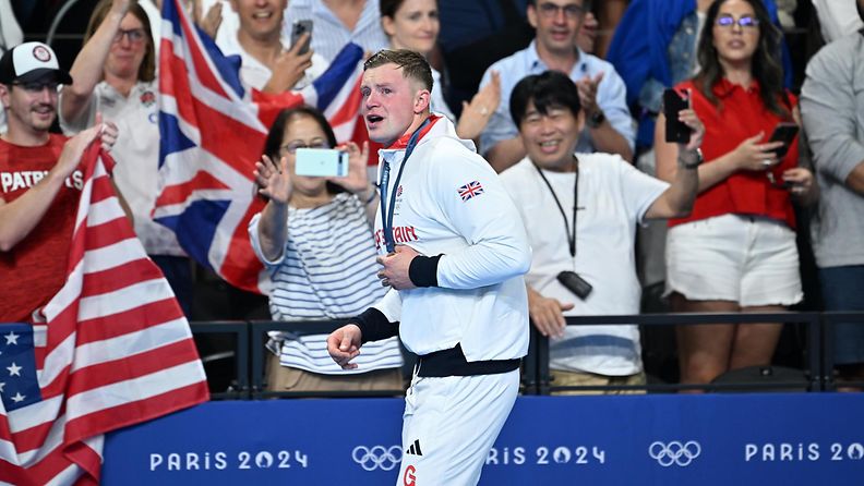 Adam Peaty oli tunteikas mitalijuhlallisuuksien jälkeen. 