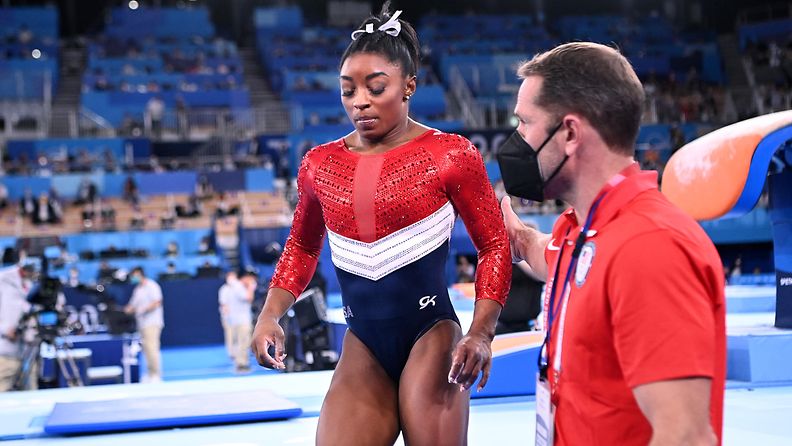 Simone Biles oli poissa tolaltaan Tokion olympialaisten hyppypaikalla. Valmentaja Laurent Landi tiesi heti, että jotain on vialla. 