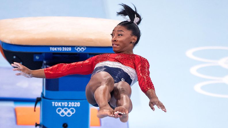 Tämän hypyn jälkeen Simone Biles vetäytyi kisoista Tokion olympialaisissa, ja osallistui enää puomin finaaliin. 