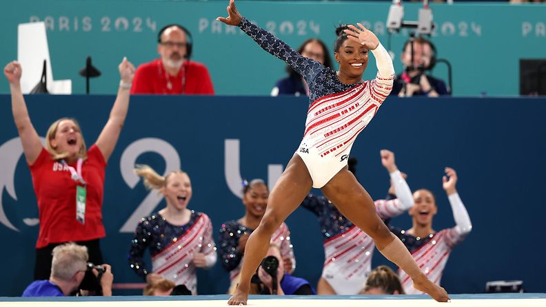 Simone Biles hurmasi kaikki Bercy Arenalla, kun hän sai päättää joukkuekisan permantosuorituksellaan viimeisenä urheilijana. 