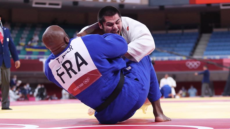 Teddy Riner koki yllätystappion Tamerlan Bashaeville Tokion olympiapuolivälierässä. 