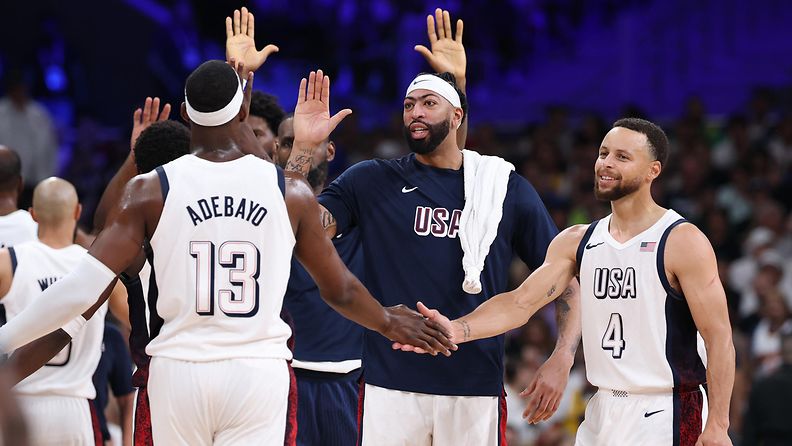 Bam Adebayo loisti ottelussa Etelä-Sudania vastaan. Anthony Davis ja Stephen Curry onnittelevat. 