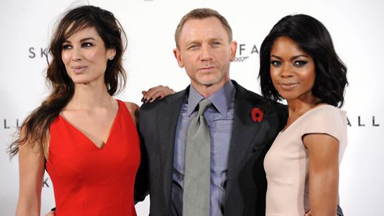 Daniel Craigin kainalossa uusimmat Bond-tytöt Berenice Marlohe ja Naomie Harris.